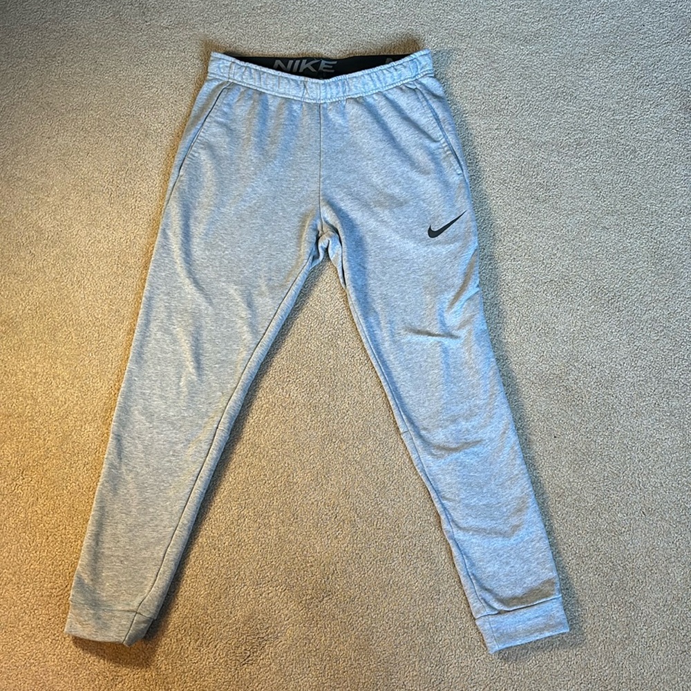 Grey athletic Nike sweatpants. In excellent condition. Size M.